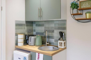 Serene Green Getaway Studio with Calming Ambiance, London